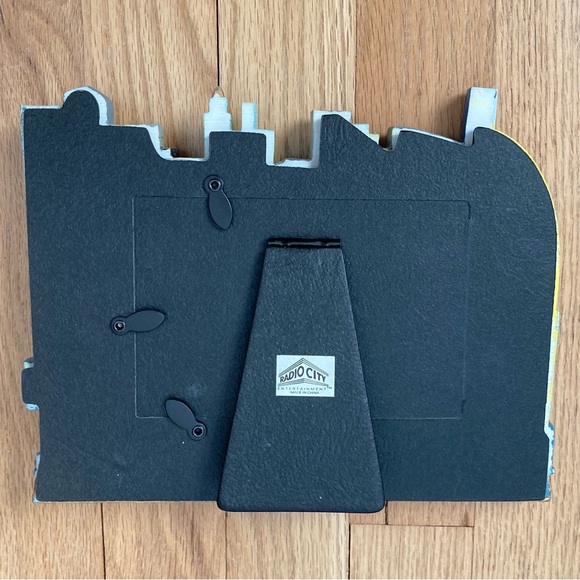 Vintage NIB “75 Years RADIO CITY ROCKETTES” 3D Photo Frame. Ceramic.
2008 - Picture 4 of 14